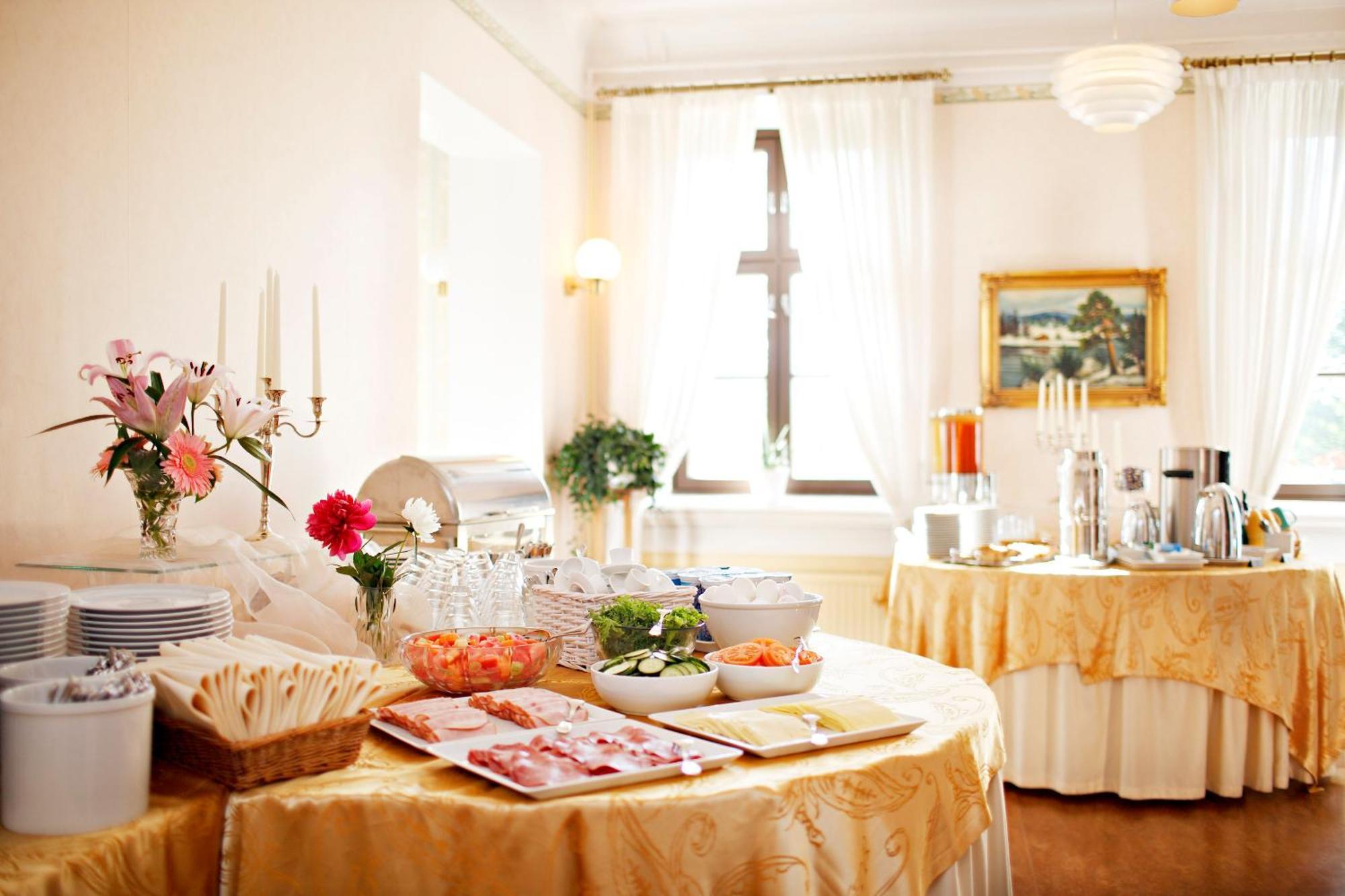 Kyyhkylae And Manor Миккели
